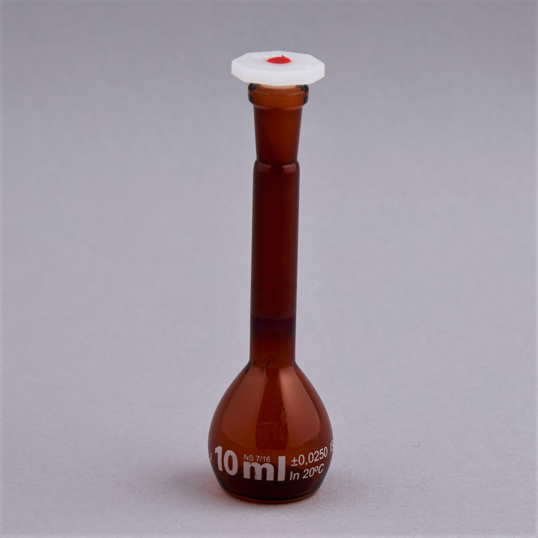 Volumetric flasks amber 10 ml SJ 7/16 with plastic stopper. Borosilikat glass. Class A