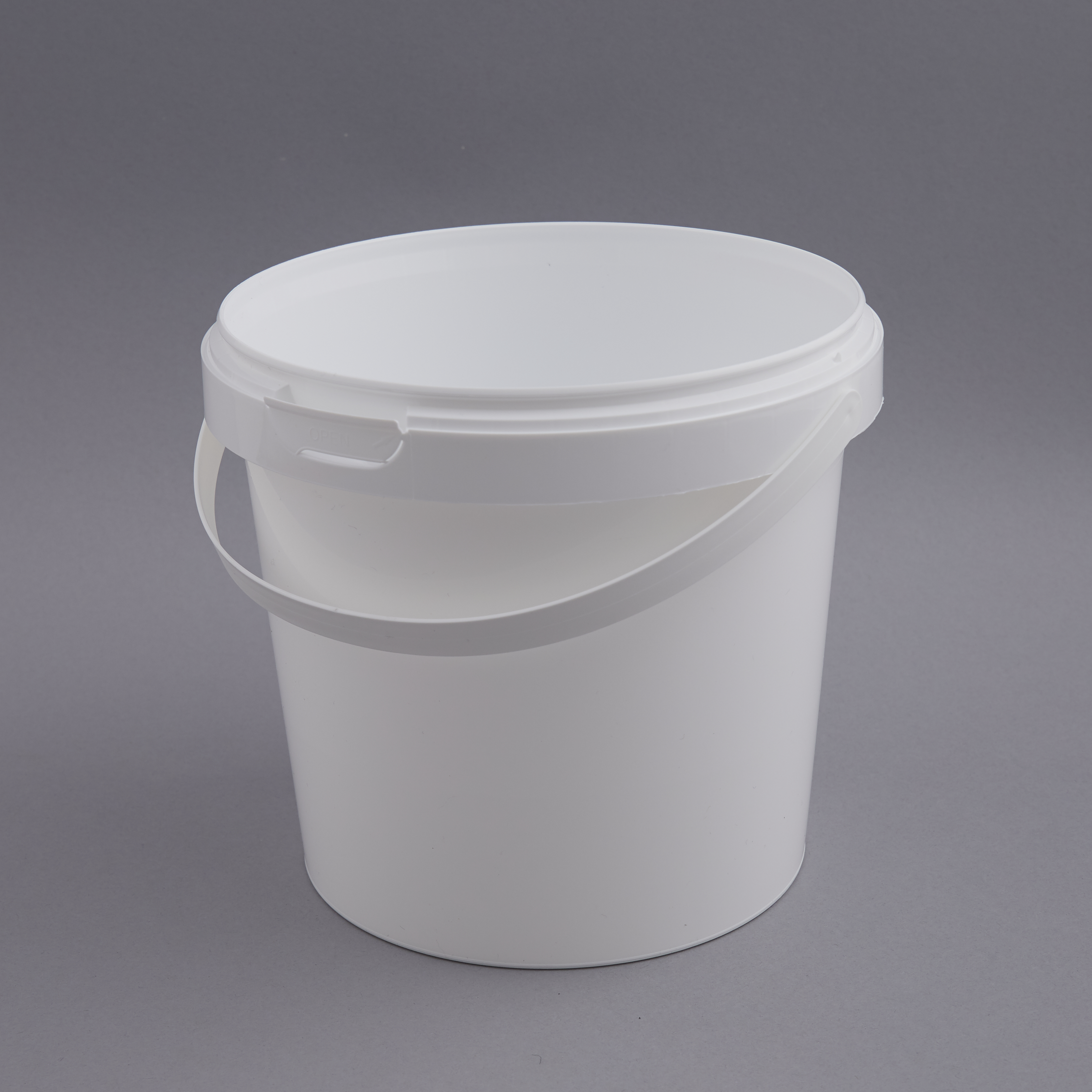 Plastspand 2.3 liter hvid PP m/hank u/låg ø 156/138 mm h: 148 mm...